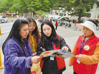 五一假期志愿者服務暖人心，佛坪熊貓谷景區秩序井然